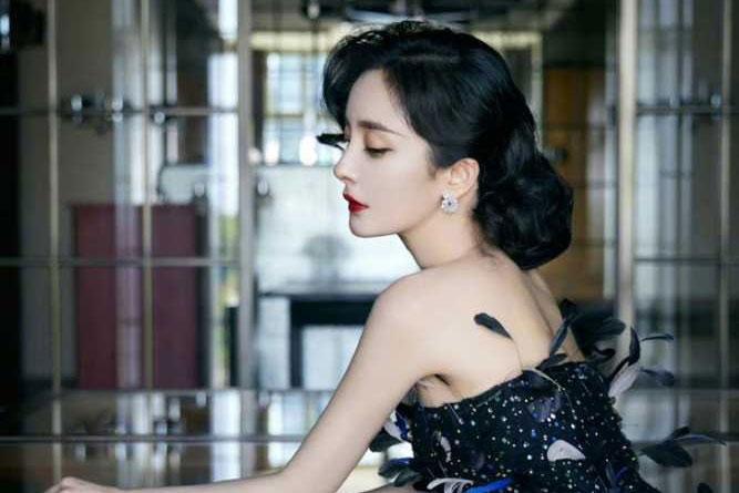 Dương Mịch hóa 'thiên nga đen' với váy lông vũ kiêu kỳ