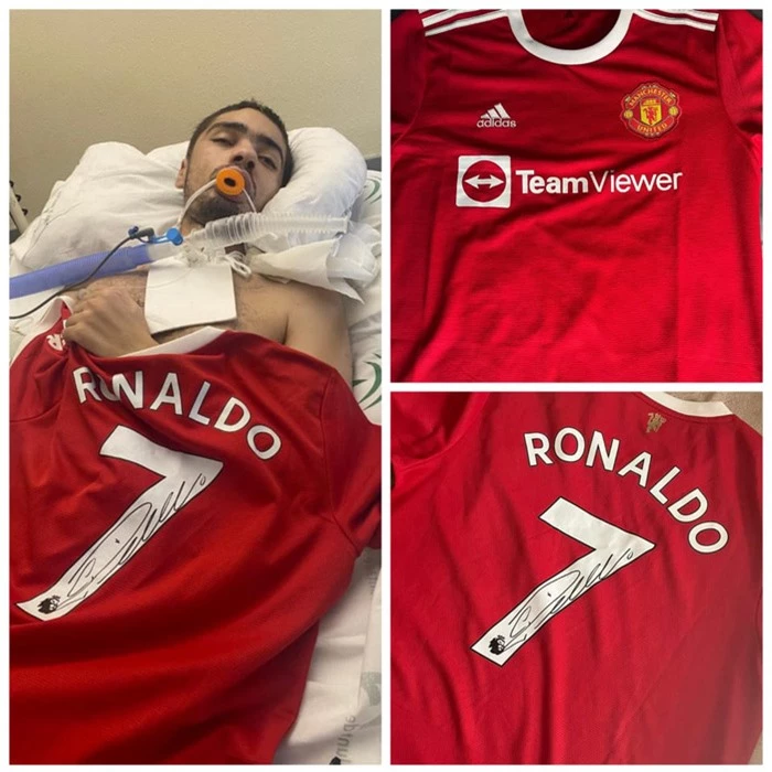 Ronaldo tặng áo cho cầu thủ đồng hương đang nằm viện vì bị hành hung  - Ảnh 1.
