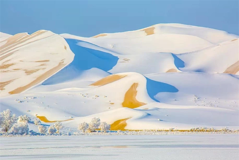 Chiêm ngưỡng sa mạc tuyết Taklamakan của Trung Quốc - Ảnh 1