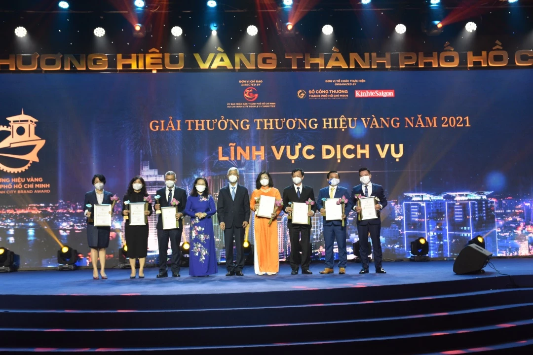 Danh sách các thương hiệu đạt giải trong lĩnh vực dịch vụ được vinh danh năm nay, có sự xuất hiện của 2 thương hiệu bệnh viện tuyến đầu của thành phố, đồng thời cũng là hai bệnh viện tuyến đầu chống dịch trong 2 năm đại dịch vừa qua. Đây không chỉ là sự ghi nhận, động viên của lãnh đạo thành phố, ban tổ chức giải thưởng mà còn là sự tri ân sâu sắc của toàn người dân thành phố dành cho lực lượng tuyến đầu đã hy sinh và căng mình chống dịch trong thời gian dài