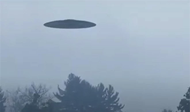 Đi qua khu vực bị đồn là có UFO, nhiếp ảnh gia chụp được bức ảnh càng nhìn càng thấy kỳ lạ - Ảnh 4.