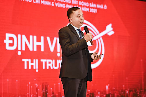 Ông Võ Hồng Thắng - Trưởng phòng R&D DKRA Vietnam trình bày diễn biến thị trường năm 2021 và dự báo thị trường năm 2022