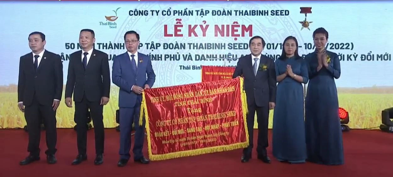 Tỉnh ủy, HĐND, UBND tỉnh Thái Bình trao cờ tặng Công ty Cổ phần Tập đoàn ThaiBinh Seed nhân dịp kỷ niệm 50 năm ngày thành lập.