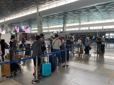hành khách di chuyển bằng đường hàng không tại sân bay Cần Thơ.