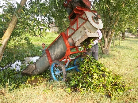 Hình ảnh thiết bị vớt rác thải và bèo tây trên mặt nước bằng sự kết hợp giữa bánh lồng và vít tải. Nguồn: Trần Tuấn