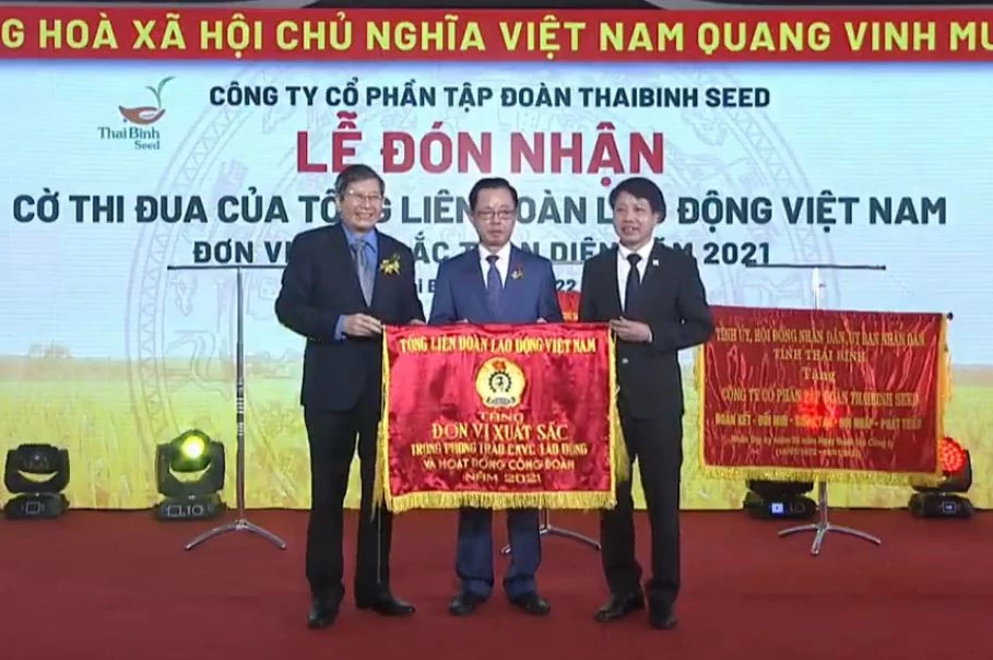Tập đoàn ThaiBinh Seed là đơn vị xuất sắc toàn diện năm 2021 đón nhận Cờ thi đua của Tổng Liên đoàn Lao động Việt Nam.
