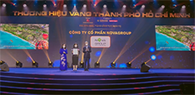 Bà Hoàng Thu Châu – Tổng Giám đốc NovaGroup nhận giải thưởng Thương hiệu Vàng TP Hồ Chí Minh 2021