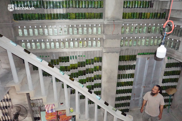 Bên trong ngôi nhà 2 tầng được xây dựng bằng hàng chục nghìn vỏ chai của "dị nhân" ở Hội An