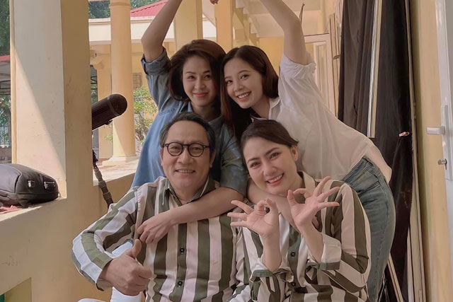 Hậu trường tập cuối Mặt nạ gương: Gia đình ông Nghị khoe ảnh trong tù, Bình An thông báo hết vai