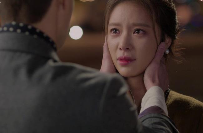 Cùng chồng đi họp lớp cuối năm, tới khi tiệc đang cao trào thì anh hét to một điều làm tim tôi như sững lại