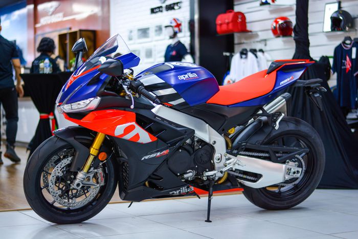 Cận cảnh siêu môtô Aprilia RSV4 Factory 1100 chính hãng, giá 885 triệu đồng tại Việt Nam