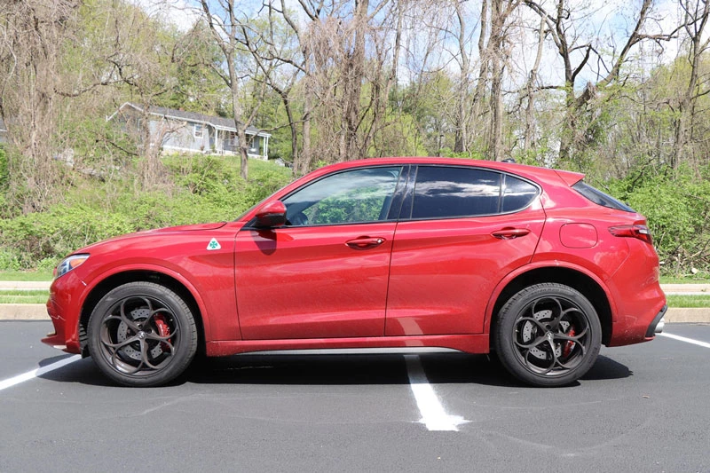 SUV thể thao hạng sang cỡ nhỏ: Alfa Romeo Stelvio Quadrifoglio.