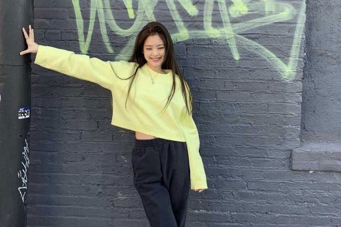 Diện loại trang phục màu vàng, Jennie (BLACKPINK) xinh như thiên thần, khiến fan 'say nắng'