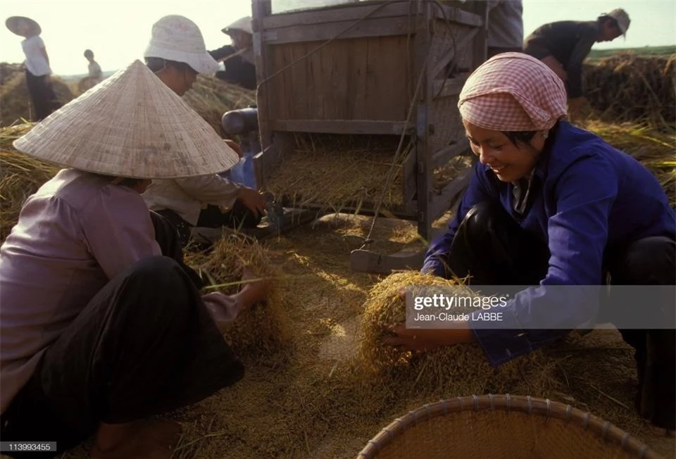 Ảnh để đời về phụ nữ Việt Nam năm 1994 của Jean-Claude Labbe - Ảnh 11