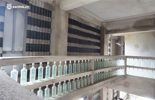 Bên trong ngôi nhà 2 tầng được xây dựng bằng hàng chục nghìn vỏ chai của dị nhân ở Hội An - Ảnh 13.