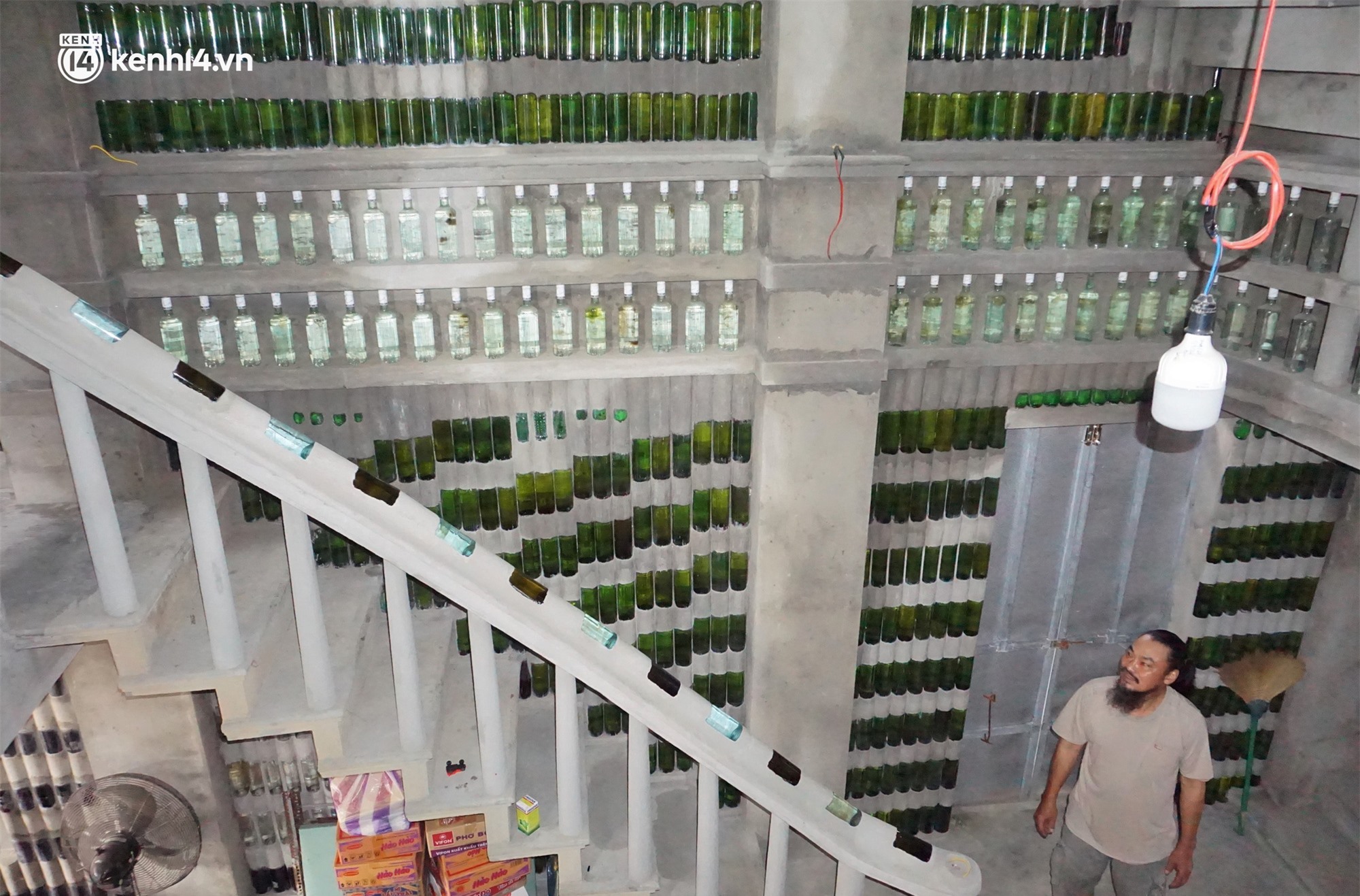 Bên trong ngôi nhà 2 tầng được xây dựng bằng hàng chục nghìn vỏ chai của dị nhân ở Hội An - Ảnh 2.