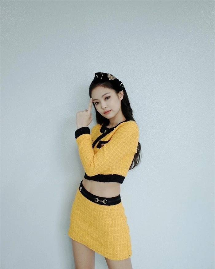 Diện loại trang phục màu vàng, Jennie (BLACKPINK) xinh như thiên thần, khiến fan 'say nắng'