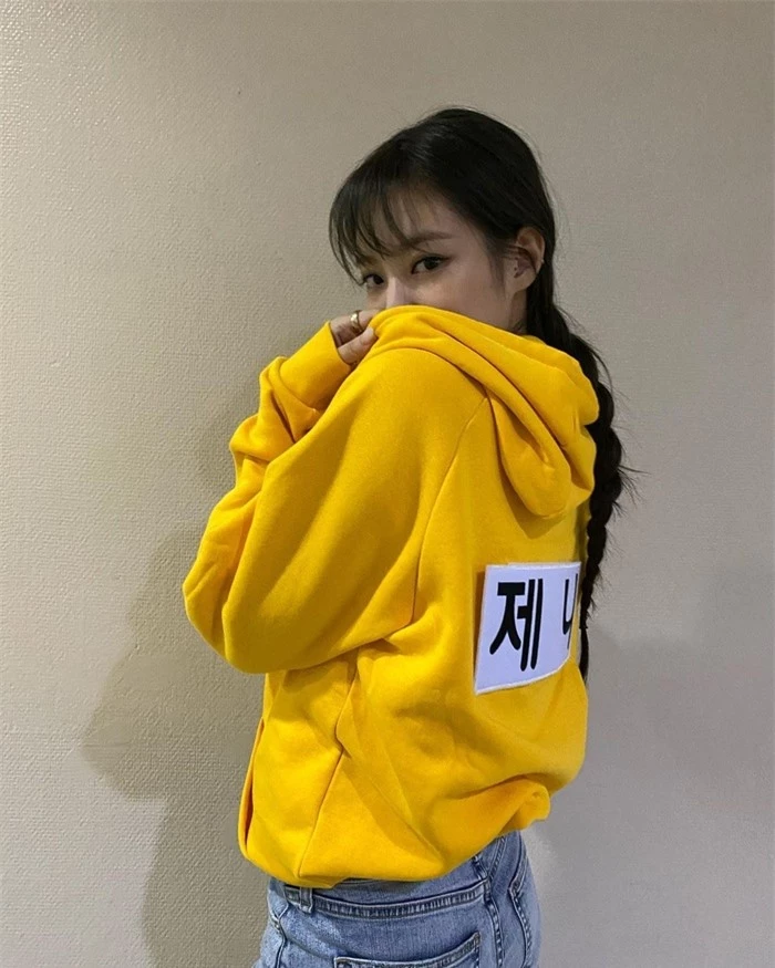 Diện loại trang phục màu vàng, Jennie (BLACKPINK) xinh như thiên thần, khiến fan 'say nắng'