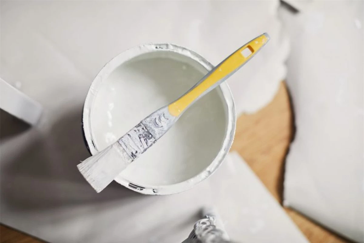 Khi bạn sơn tường trong phòng, hãy đảm bảo căn phòng đó được thoáng khí. Sơn thường thải ra các khí VOC độc hại khi bạn mở thùng sơn hoặc khi sơn bắt đầu khô lại. Các khí này có thể gây nhiều tác hại, từ kích ứng đường hô hấp đến gây ung thư.