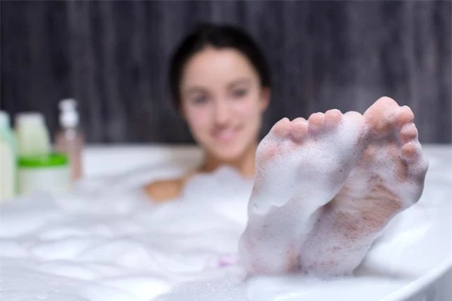 Phụ nữ khi đi tắm, thường xuyên rửa sạch 3 bộ phận này, sẽ giúp cơ thể khỏe mạnh, tuổi thọ kéo dài - Ảnh 4.