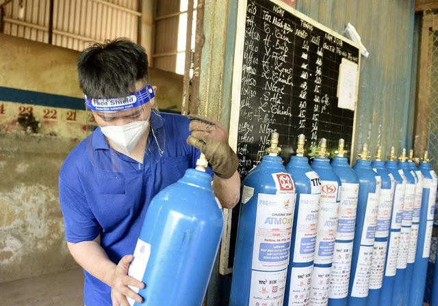 Tình trạng thiếu hụt ôxy cho điều trị bệnh nhân còn diễn ra ở nhiều địa phương, nhất là các tỉnh phía Nam, thậm chí có lúc, có nơi còn gay gắt. Tình trạng thiếu hụt ôxy cho điều trị bệnh nhân còn diễn ra ở nhiều địa phương, nhất là các tỉnh phía Nam, thậm chí có lúc, có nơi còn gay gắt.