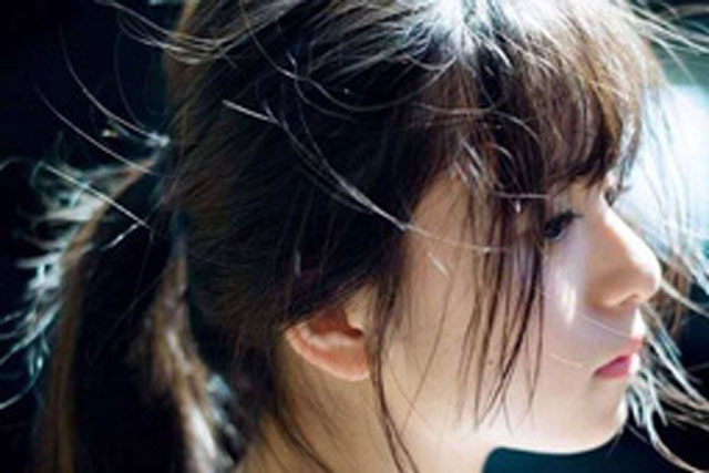 Mở tủ lạnh nhà chị dâu, tôi sửng sốt và giận tím mặt khi thấy vật chị ấy giấu bên trong