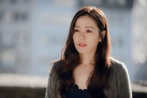 Báo mẹ chồng về ngoại chăm mẹ ốm, tôi bế con ra cửa thì thấy mình đã biến thành "tù nhân"