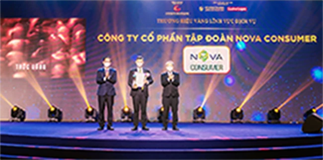 Ông Tôn Thất Đề - Tổng Giám đốc Nova Consumer - nhận giải thưởng Thương hiệu Vàng TP Hồ Chí Minh 2021