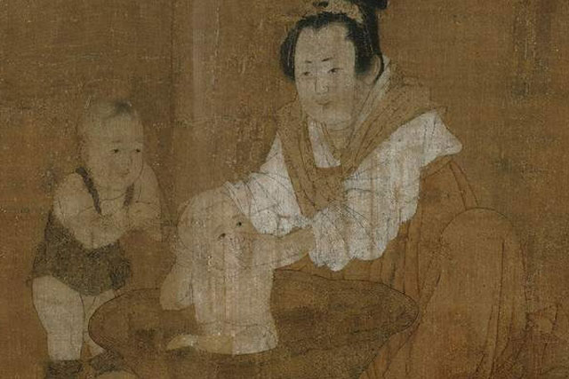 Phóng to 5 lần bức tranh mẹ tắm cho con, cư dân mạng bất bình: Tay bà mẹ làm gì thế kia?