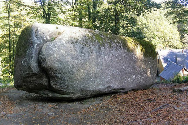 The Trembling Rock – Tảng đá nặng 132 tấn mà bất cứ ai cũng có thể di chuyển được nó