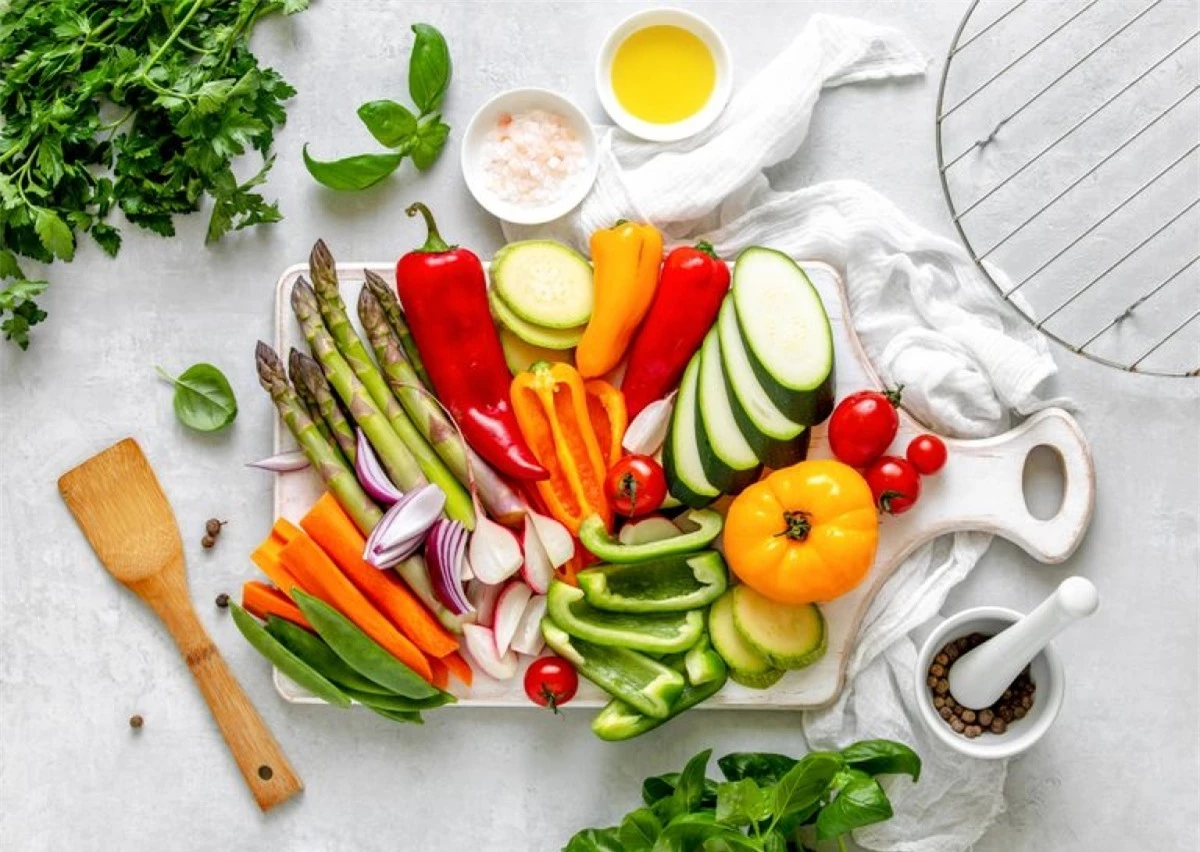 Chế độ ăn của bạn không cân bằng: Một chế độ ăn uống cân bằng, bao gồm nhiều ngũ cốc nguyên hạt, protein nạc, rau xanh và hoa quả là mấu chốt trong việc giữ sức khỏe toàn diện. Nếu bạn không ăn đủ rau xanh và hoa quả, cơ thể bạn có nguy cơ cao không được cấp đủ nước.