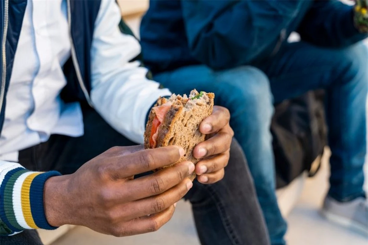 Bạn thường xuyên ăn trưa bằng bánh sandwich: Thịt kẹp trong bánh mì và bánh sandwich thường chứa rất nhiều muối và chất bảo quản, do đó dễ gây mất nước. Bạn nên hạn chế tối đa việc ăn các thực phẩm đã chế biến sẵn.