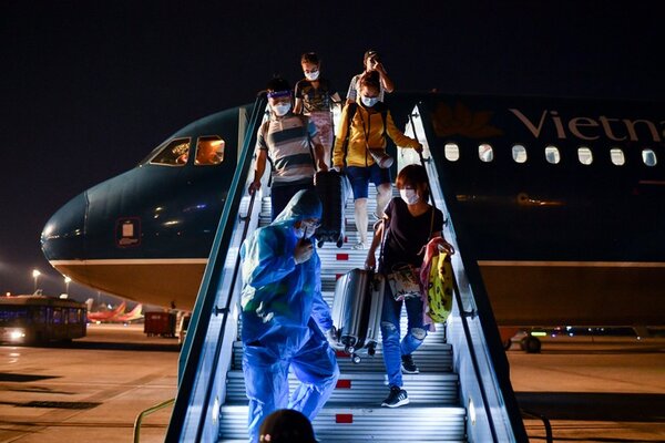 Những hành khách từ Phnom Penh (Campuchia) đến TP Hồ Chí Minh trên chuyến bay quốc tế thường lệ đầu tiên chính thức đến Việt Nam kể từ khi xảy ra đại dịch COVID-19. (Ảnh: VNA)