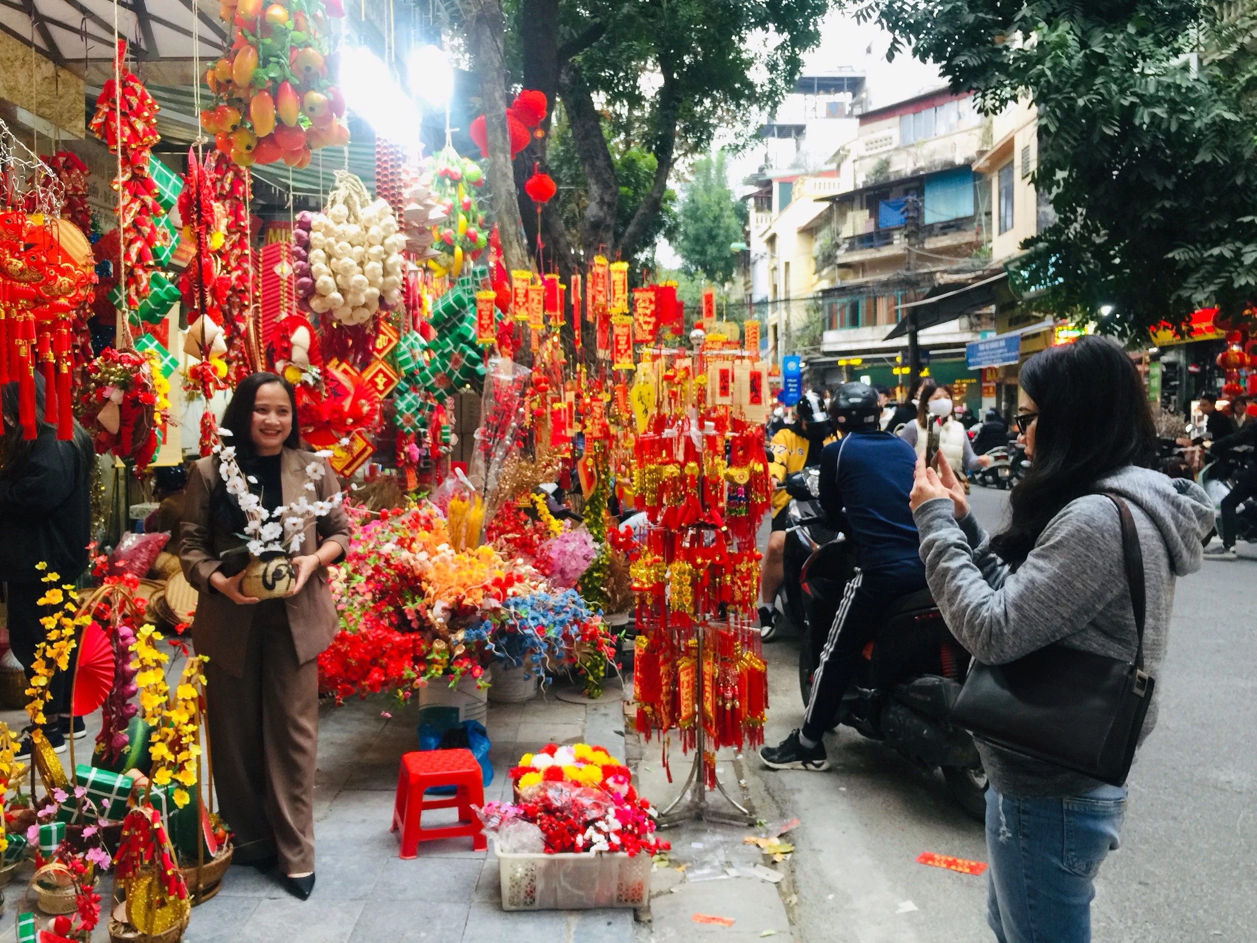 Mọi người tranh thủ chụp lại những khoảnh khắc đẹp của những ngày giáp Tết.