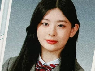 Nữ idol bỗng nổi lên sau 1 đêm chỉ nhờ ảnh tốt nghiệp đẹp như mơ, nhan sắc thế này định làm nữ thần mới hay gì?