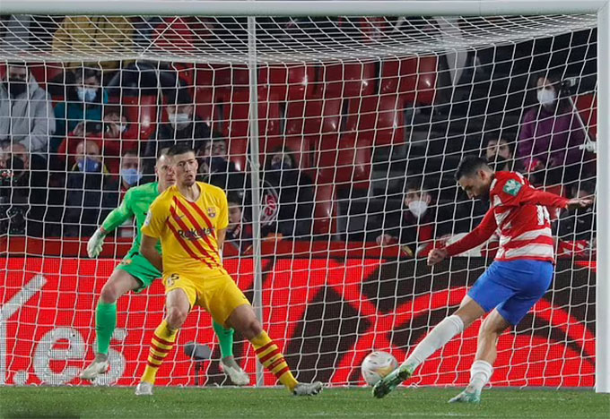 Hòa mà như thua Granada, Barca run rẩy trước Siêu kinh điển