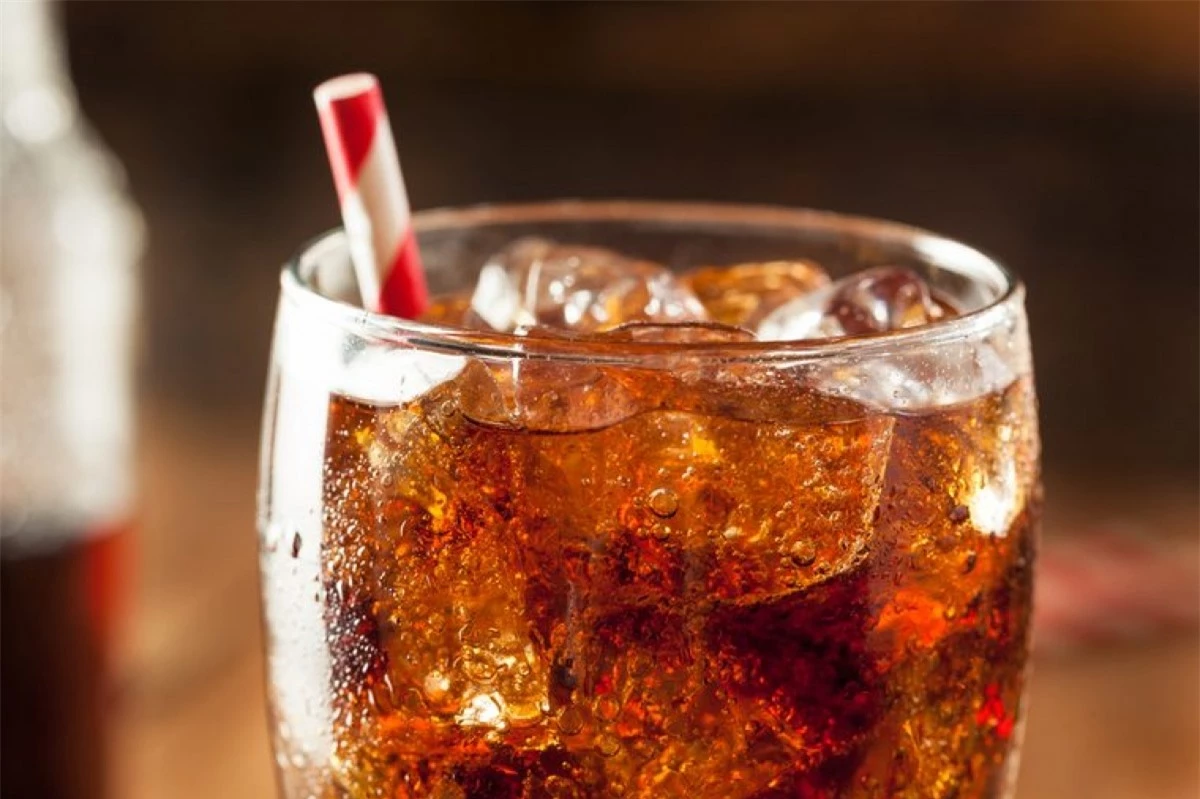 Nước có ga không đường: Các loại nước có ga không đường, hay diet soda, thực chất được tạo ngọt bằng chất aspartame. Chất này có thể gây các triệu chứng như chóng mặt, hay quên và đau đầu.