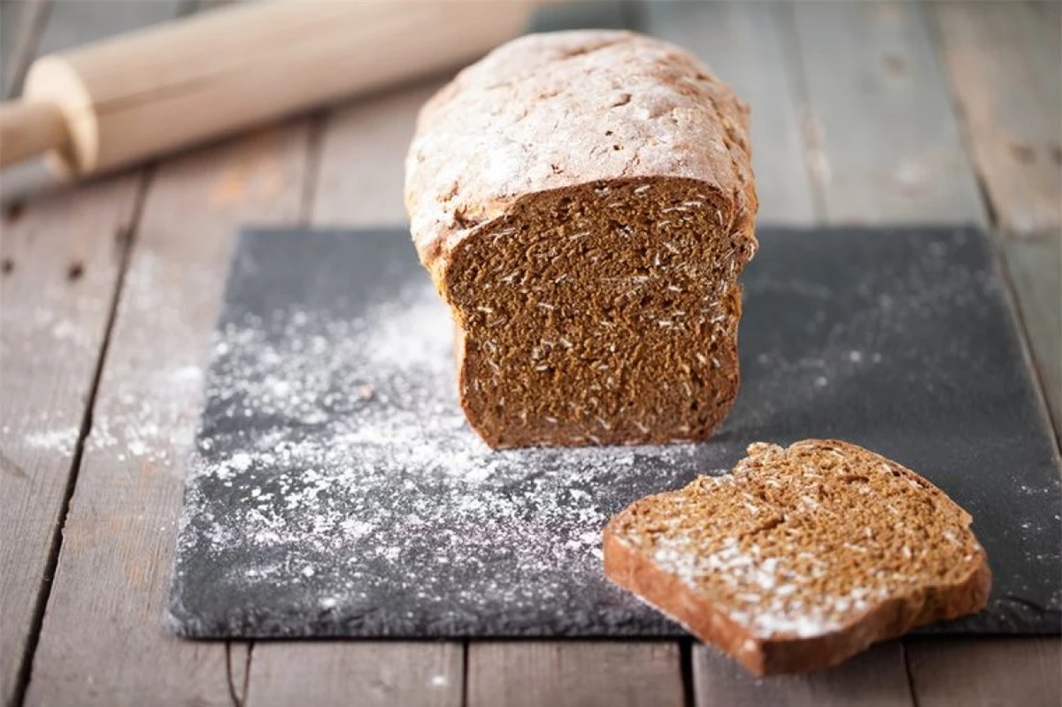 Bánh mì: Gluten có trong các thực phẩm như lúa mì, mì ống hay bột mì có thể gây đau đầu cho người bị nhạy cảm với gluten, đặc biệt là người mắc bệnh Celiac.
