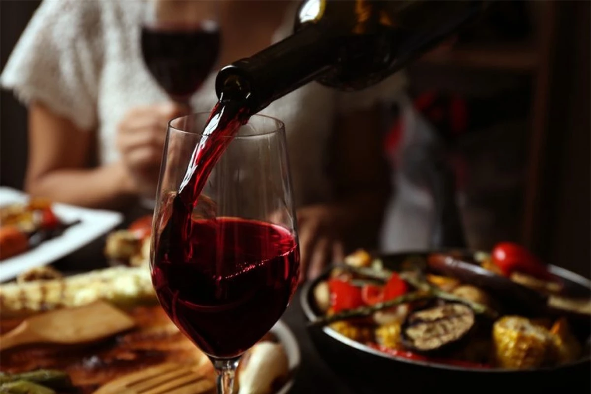 Rượu vang đỏ: Rượu vang đỏ, bia và các loại thức uống có cồn khác đều chứa hàm lượng tyramine cao. Đó là một trong những nguyên nhân một số người cảm thấy đau đầu dữ dội sau khi uống đồ uống có cồn.