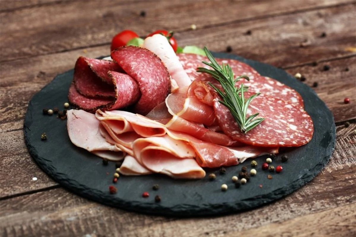 Thịt nguội: Các món thịt nguội thường có hàm lượng tyramine cao, đồng thời chứa các gia vị như nitrate hay nitrite, do đó có thể làm tăng lượng máu lên não ở một số người, gây cơn đau đầu ở cả hai bên.