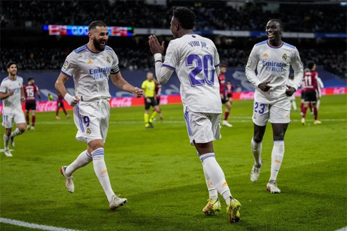 Cặp Benzema - Vinicius mỗi người lập một cú đúp ở trận Real vs Valencia