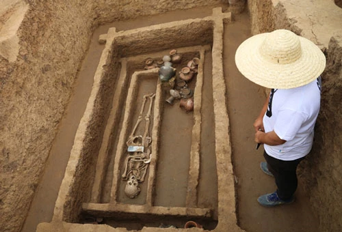 Nhà khảo cổ tại một ngôi mộ người cổ đại được khai quật tại Sơn Đông.