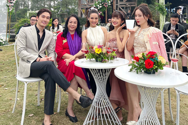 Dàn sao Thương ngày nắng về đẹp lung linh ở Gặp gỡ diễn viên truyền hình nhưng nữ chính lại tình tứ với Nhan Phúc Vinh