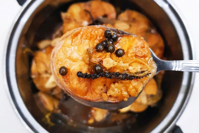 Trời lạnh vào bếp làm ngay món cá kho kiểu này thì không còn gì tuyệt vời bằng