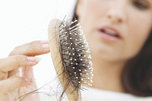 Rụng tóc bất thường coi chừng bệnh lý