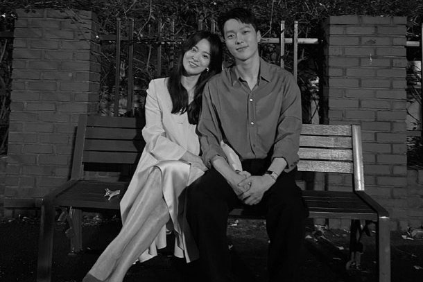 Bất chấp khán giả phẫn nộ về tập cuối, Song Hye Kyo thản nhiên khoe ảnh tình tứ cùng Jang Ki Yong