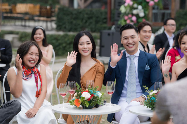 Bộ ảnh Hương vị tình thân hội ngộ: Phương Oanh thay 2 bộ váy, Quách Thu Phương quá trẻ, fan phát hiện điều đặc biệt của Mạnh Trường