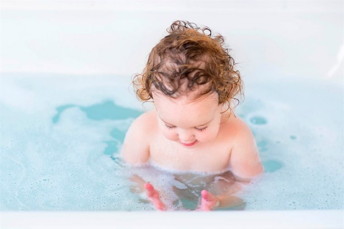 Ngâm mình trong nước xà phòng: Bạn cần nhớ rằng da trẻ rất mong manh và nhạy cảm, do đó việc cho trẻ ngâm mình trong nước xà phòng có thể làm trôi mất lượng ẩm tự nhiên trên da trẻ, khiến trẻ bị ngứa ngáy.