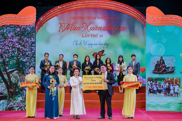 Sao Thái Dương ủng hộ 1,6 tỷ đồng vào Quỹ Bảo trợ trẻ em Việt Nam.