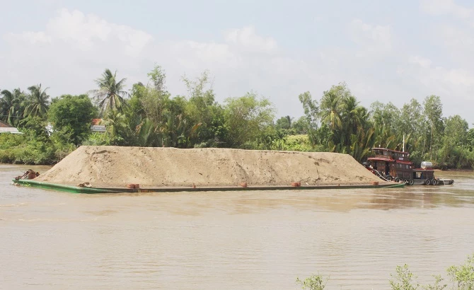 Hiện nguồn cung cát trên sông Hậu, sông Tiền đang trở nên khan hiếm.
